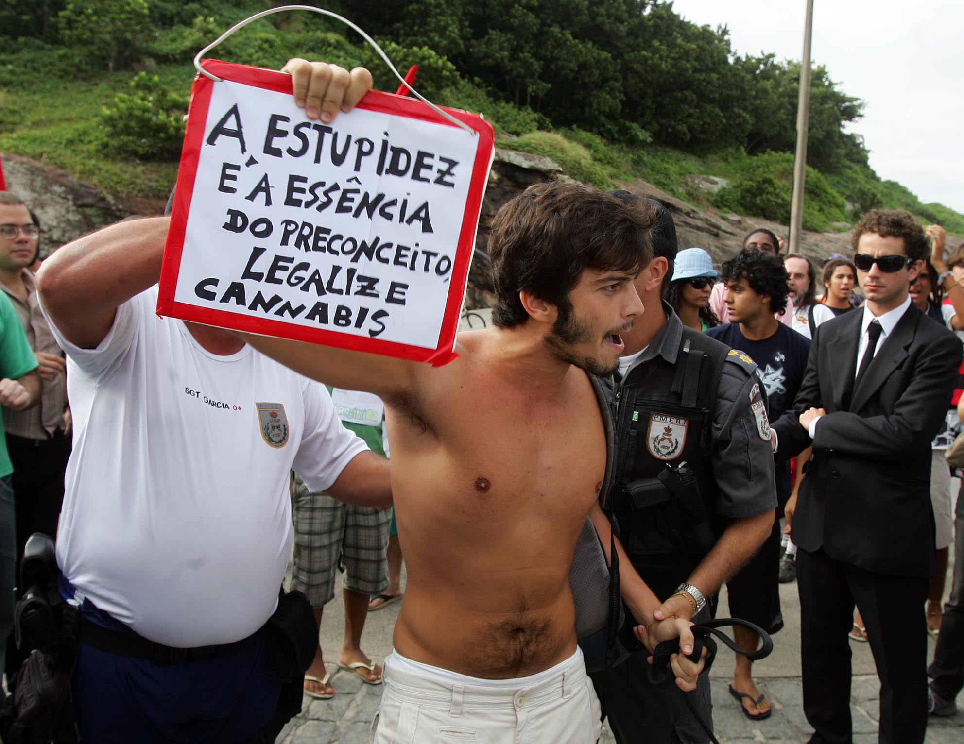 Legalize. - Gustavo Castro Alves foi detido (04/05/2008) por policiais militares na Praia do Arpoador (RJ) por apologia as drogas durante a Marcha da Maconha, proibida pela Justiça do Rio. (Foto: Marcos D’Paula/ Agência Estado)